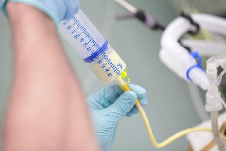 Uso de dispositivos alimentares em pacientes com demência avançada
