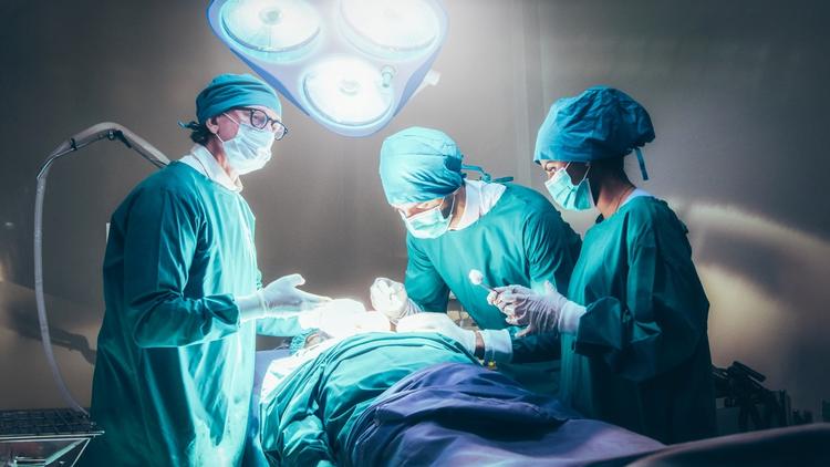 Como fica a decisão cirúrgica no caso de pacientes idosos?