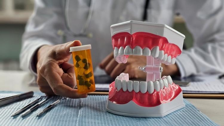 Antibioticoprofilaxia antes de procedimentos odontológicos em próteses articulares