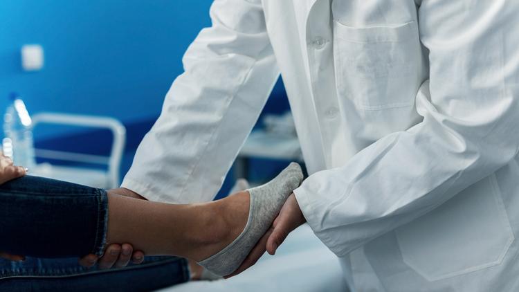 Osteoartrite do tornozelo: nova diretriz da AAOS redefine condutas
