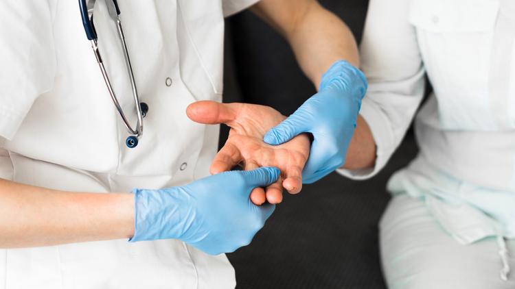 Síndrome mão-pé induzida por quimioterapia: o que dizem as diretrizes?