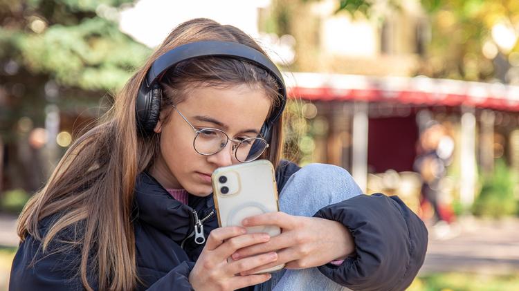 Smartphones na adolescência: estudo avalia impactos na saúde mental e física