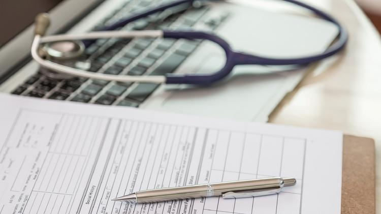 Residentes e recém-formados terão desconto na anuidade do CFM em 2027